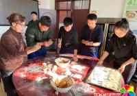 延春社區攜手離退休干部黨支部開展“包餃子送溫暖慶佳節”活動 