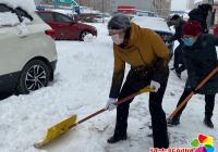 州、市直機關下沉社區干部清雪