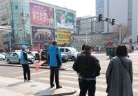 志愿者勸導行人文明出行  助力創建全國文明城