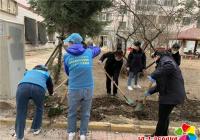 在職黨員走進春光社區 為小區翻地播種