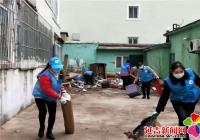 清理廢舊沙發 助力創建文明城