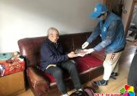 煙廠社區開展志愿者為老黨員送報上門的關愛活動