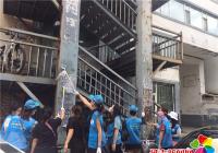 社區志愿者清理野廣告 助力文明城市創建