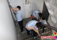 集中供熱清除小廣告  助推文明城市創建