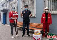 鐵南供熱志愿者積極為長青社區無物業小區粉刷單元樓