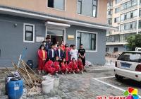 市二中學生助力創城清掃樓道