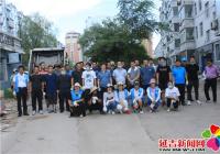 人社局志愿者進社區清理廢棄垃圾 助推文明創城 