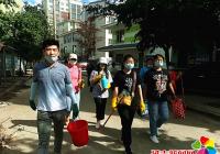 給小區(qū)單元門洗洗“臉”同心協力助創(chuàng)城