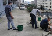 嬌陽社區工作人員修理平臺護欄