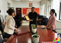 “共駐共建促和諧、同心共筑幸福花”民泰社區向共建單位贈送感謝牌