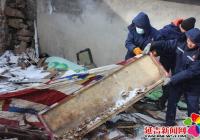 文明社區(qū)聯(lián)合延吉市集中供熱公司開展清理建筑垃圾志愿服務(wù)活動