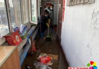 管道漏水淹樓道，社區幫忙民心安