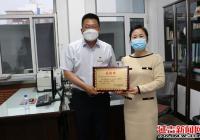共克時(shí)艱 感謝有您——建工街道為愛心企業(yè)、學(xué)校贈(zèng)送感謝牌